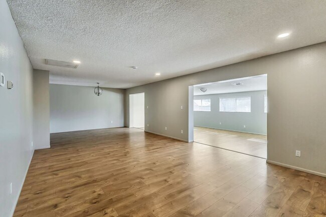 Building Photo - 3511 S Alder Dr