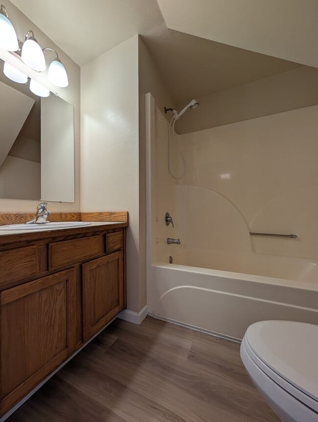 Building Photo - 3 bdrm/2 bthrm Duplex with Single Car Gara...