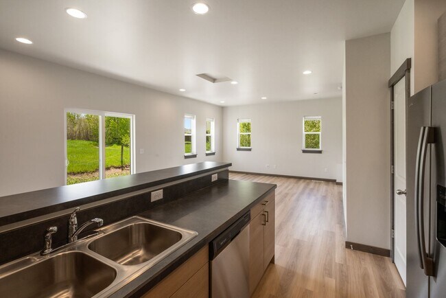 Building Photo - Gorgeous 3 Bedroom condos with double stal...