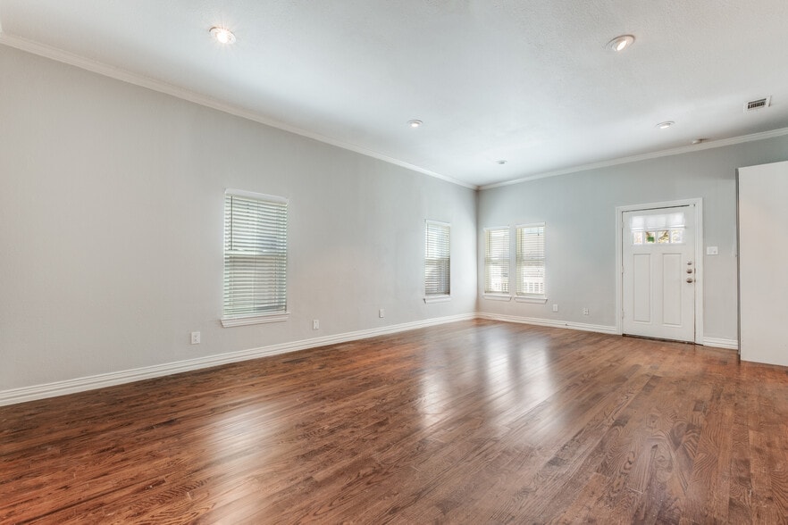 Building Photo - 513 Melba St