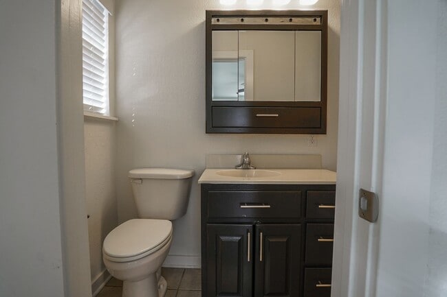 Building Photo - 3 Bedroom 2 Bath home on HUGE lot in Farmington!