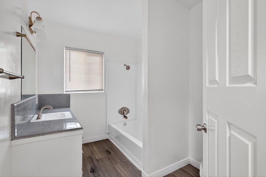 Building Photo - 216 E Burnett St