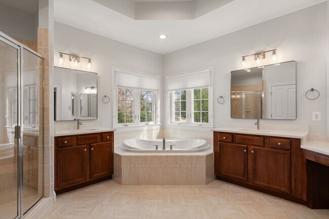 Building Photo - Stunning 4 level detached home close to the Mosaic District in Fairfax!