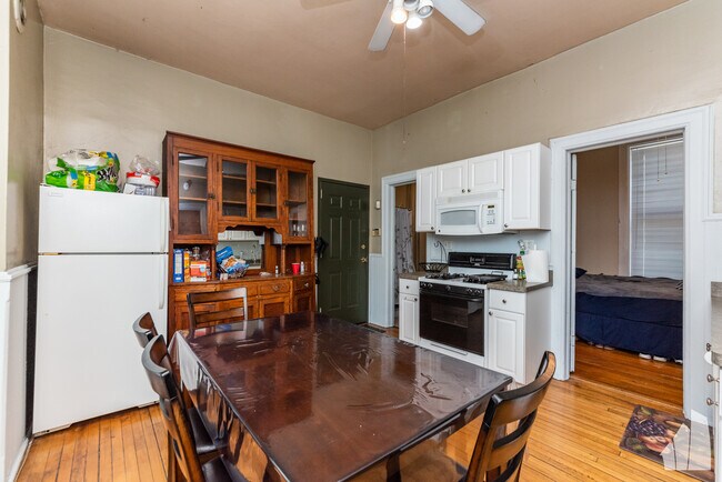 Building Photo - 1101 N Marshfield Ave
