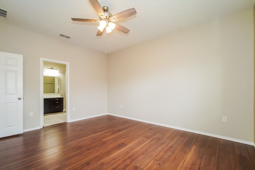 Building Photo - 1557 Regent Ct