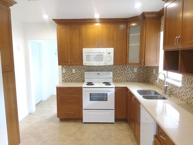 Building Photo - Beautiful renovated 3/2 home in Westchester