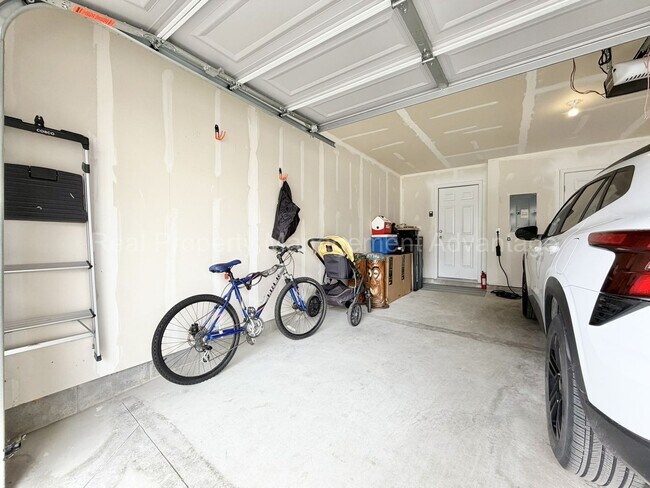 Building Photo - Modern 2020 Built Townhome Just Steps from Downtown Ferndale!