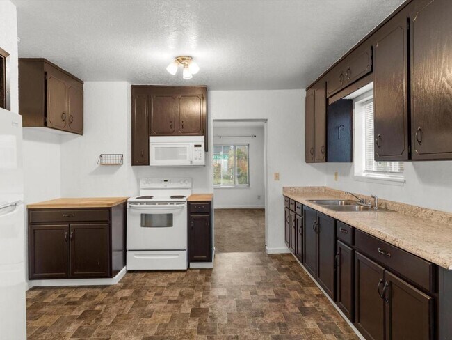 Building Photo - 5428 S Cedar St