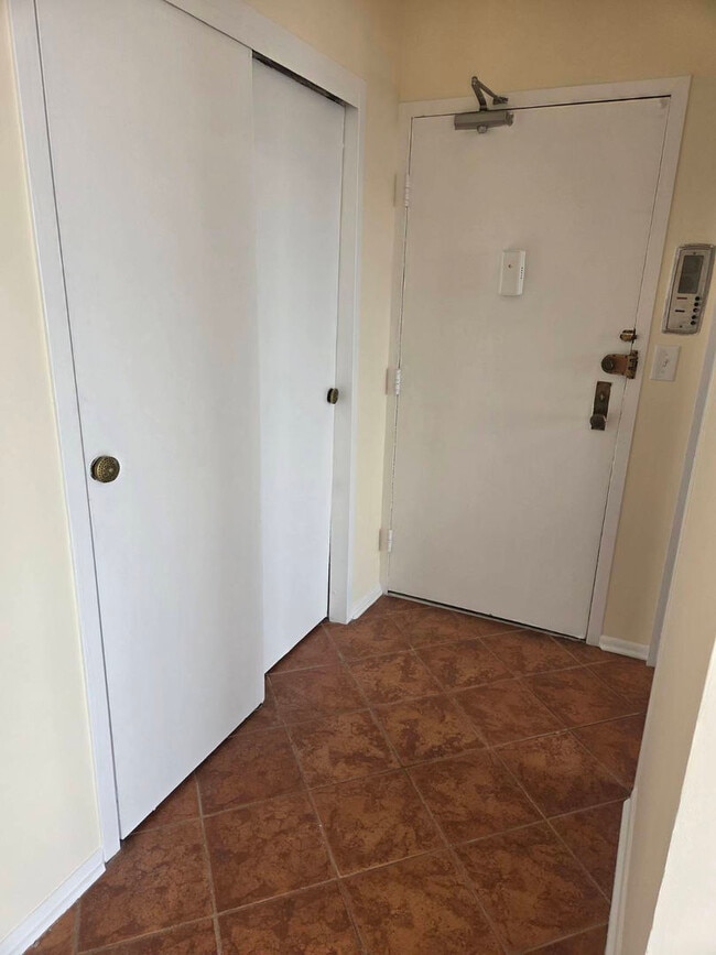 Building Photo - 5757 N Sheridan Rd