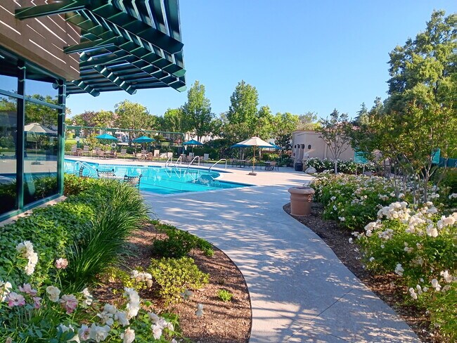 Building Photo - 1716 N Forest Oaks Dr