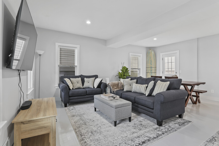 Living - 14 Center St