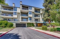 Building Photo - Large, Comfy 2BR, 2BA Condo with Convenient Location