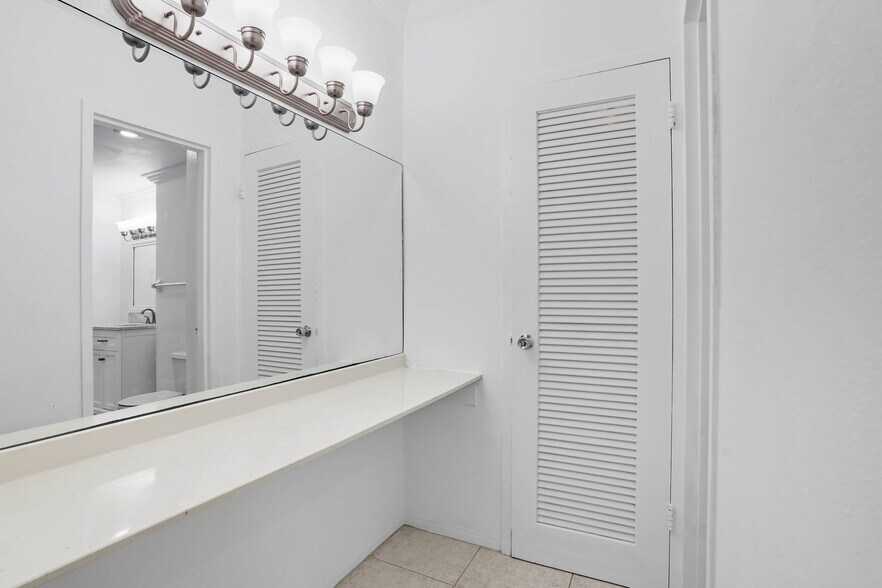 Vanity area - 800 West Ave