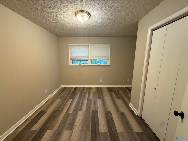 Building Photo - 723 Versailles Dr SE