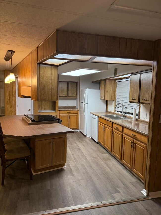 Building Photo - 11621 Venetian Ave