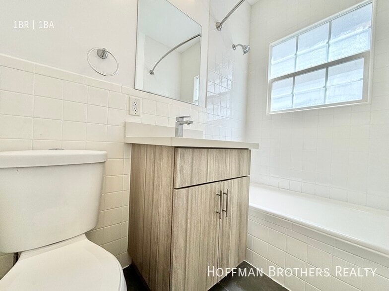 Building Photo - 1215 N Berendo St