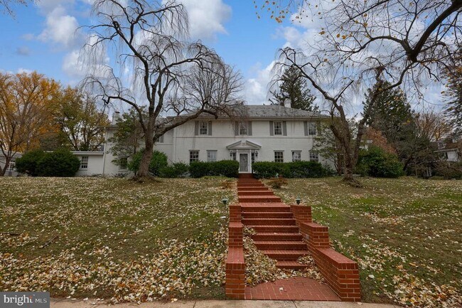 Building Photo - 226 E Caracas Ave