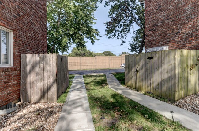 Building Photo - 9115 Nieman Rd