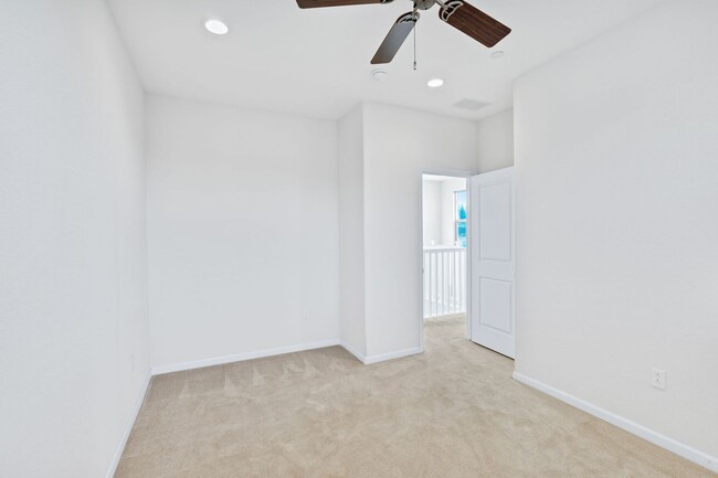 Building Photo - 2 bed 2.5 bath + Bonus Room Newer Construction Home Available Now!