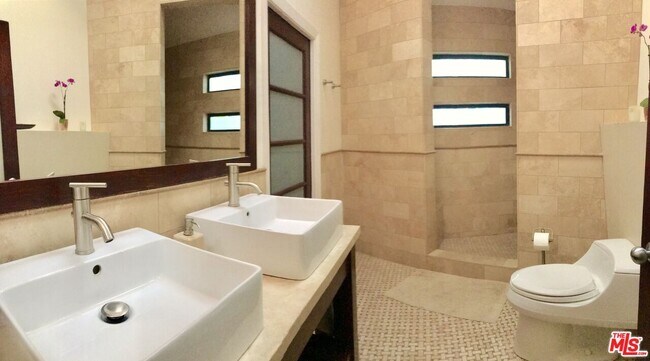 Building Photo - 1153 N Poinsettia Pl