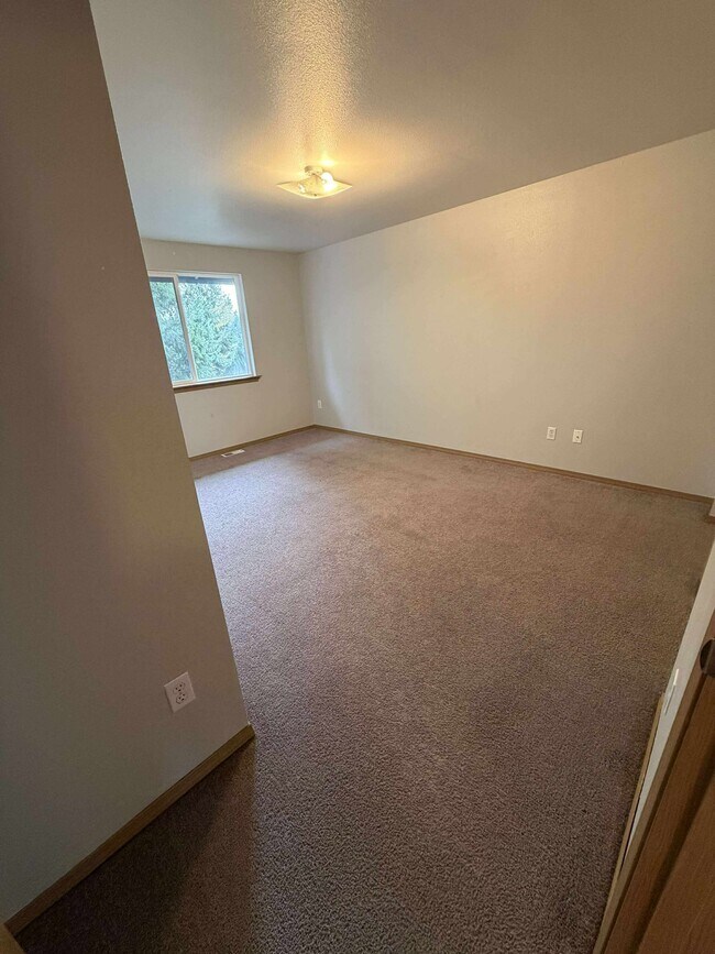 Building Photo - 904 Avalon Ct SE