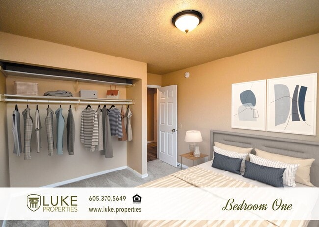 Building Photo - 405 S Sycamore Ave