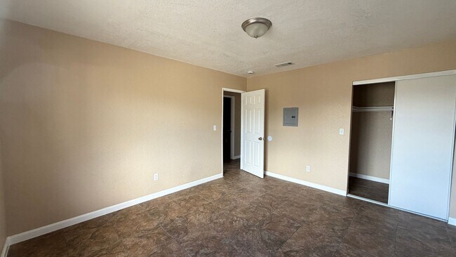 Building Photo - Two Bedroom One Bathroom Apartment in San Bernardino!