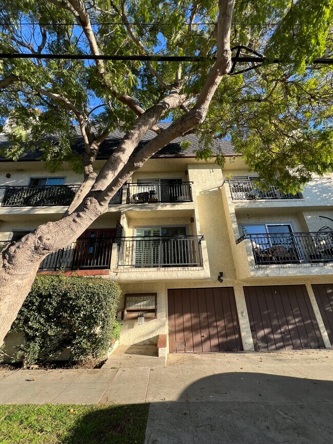 Building Photo - 608 Idaho Ave