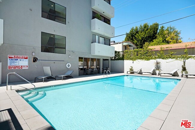 Building Photo - 12115 San Vicente Blvd