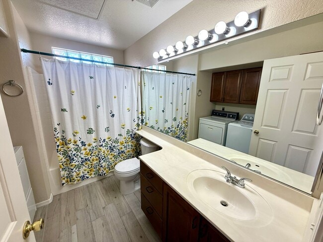 Building Photo - Charming 2 Bed, 2 Bath Home with Open Floo...