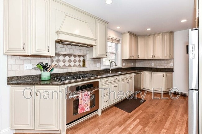 Building Photo - 3061 N Oakland St