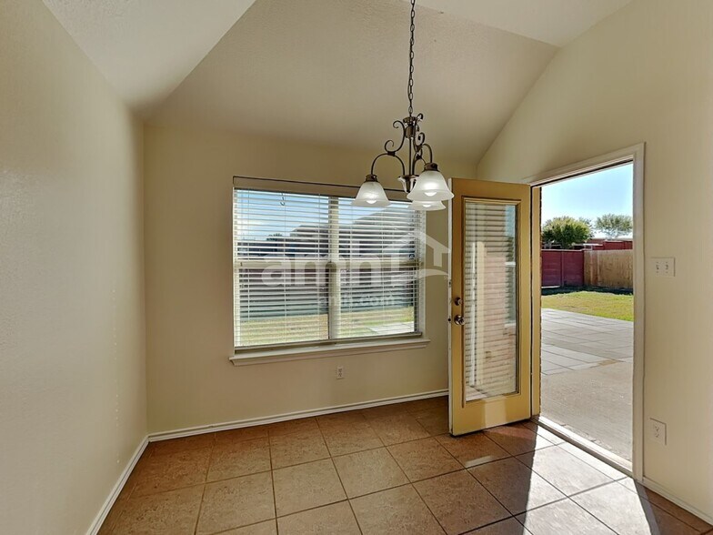 Building Photo - 1620 Northview Dr