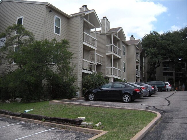 Building Photo - Hyde Park Oaks 206 - 1 Bed 1 Bath
