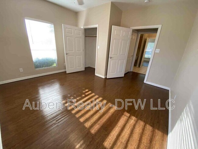 Building Photo - 300 E Main St