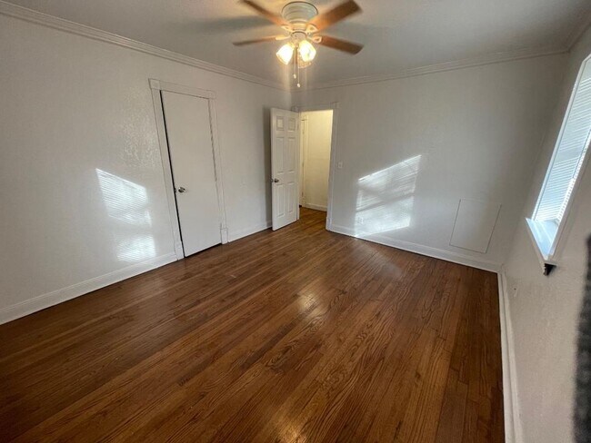 Building Photo - 1 Bed 1 Bath Duplex For Lease!