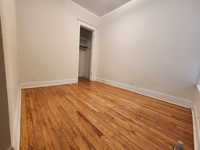 Building Photo - Large 3-bed/1-bath Apartment in the Heart of Rogers Park!