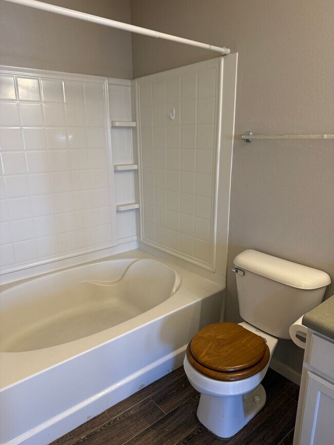 Building Photo - Southside 3/2 home with attached 2 car garage