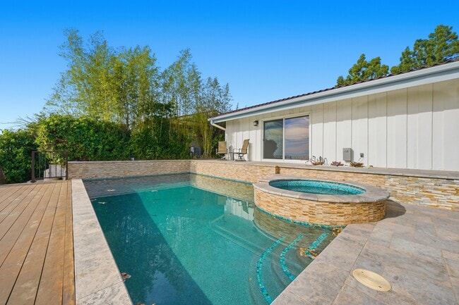 Building Photo - 5527 Burning Tree Dr