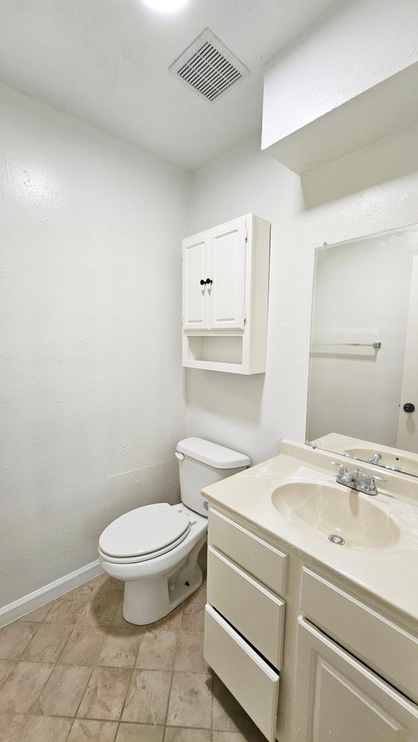 Building Photo - Updated Charming 2 Bed Condo