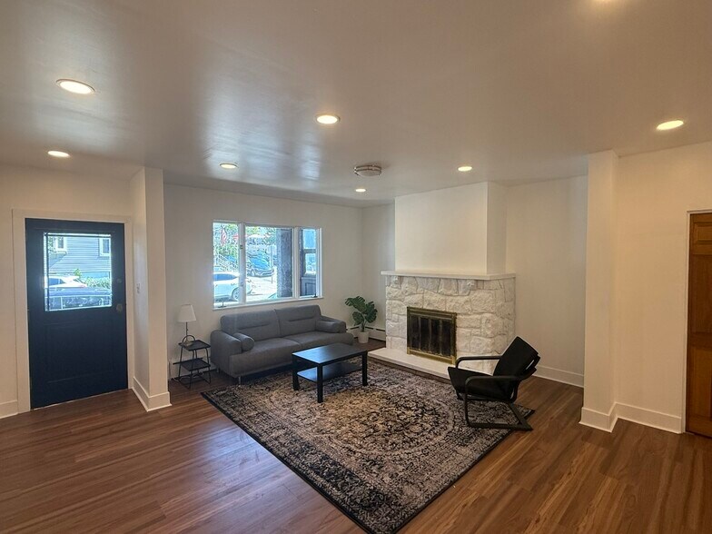 Building Photo - 4928 Sciota St