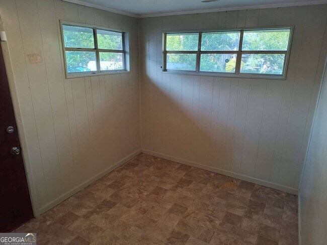 Building Photo - 4748 Sylvan Dr