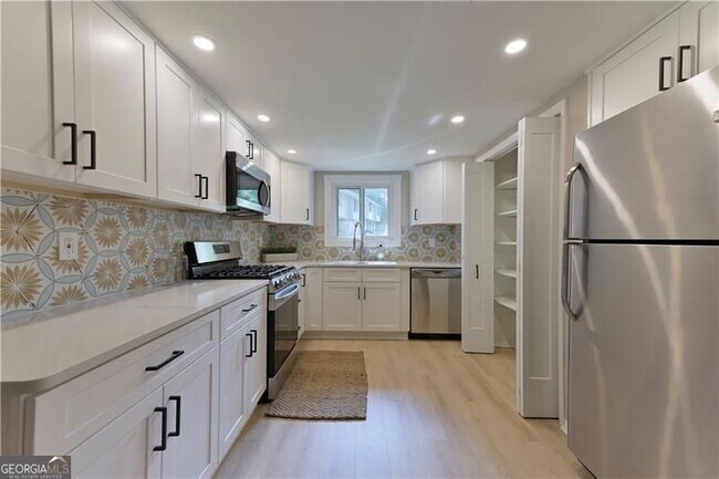 Building Photo - 2179 Surrey Ct