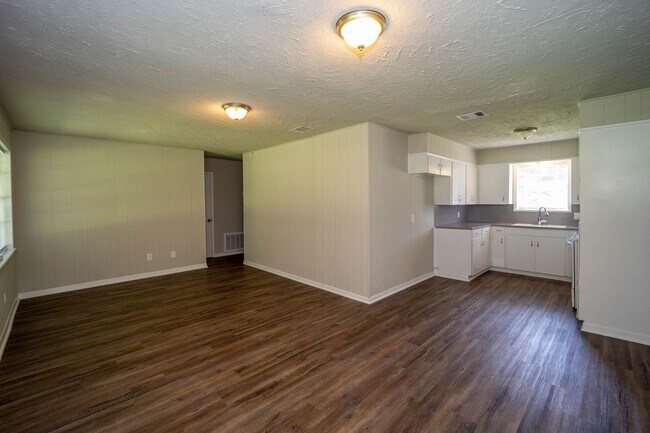 Building Photo - Move in Ready in 77705!  3 bed - 1.5 bath ready to be your new home.