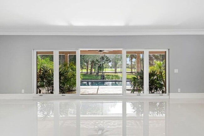 Building Photo - 417 N Country Club Dr