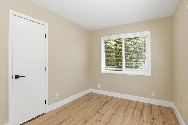 Building Photo - 400 La Casa Ave