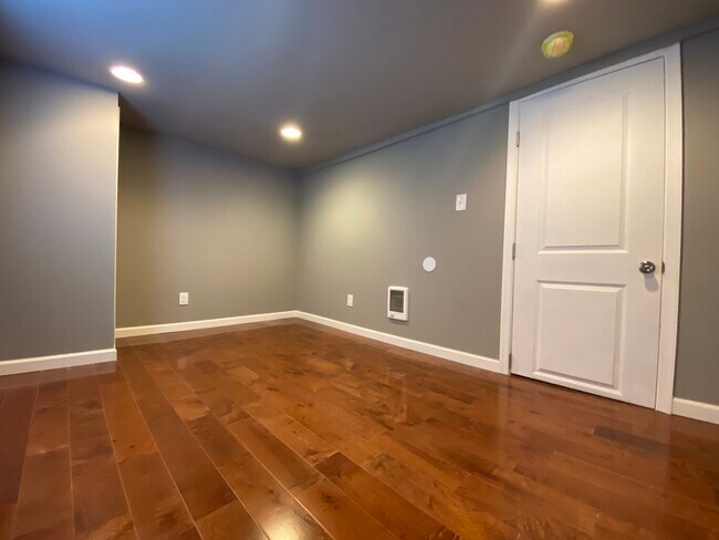 Building Photo - 4932 W Thompson St