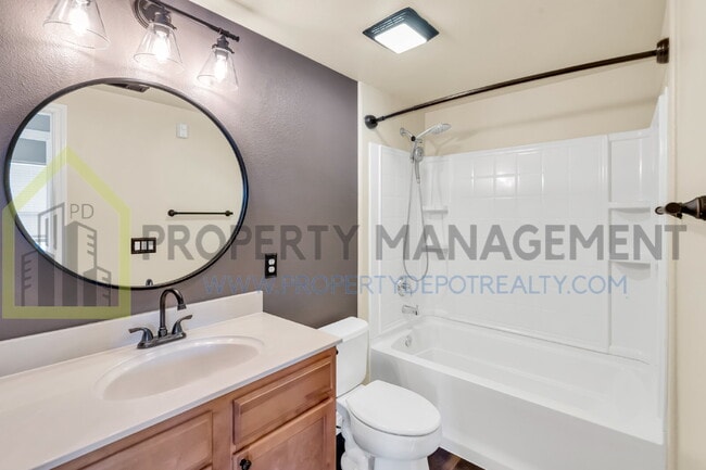 Building Photo - Spacious 2 (or 3!) Bed Condo in Gated Community