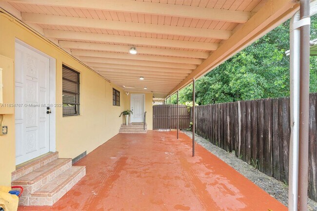 Building Photo - 6534 SW 27th St