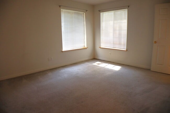 Building Photo - Charming Ground-Level Condo with Scenic Vi...