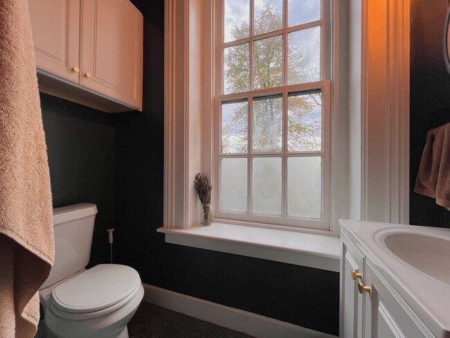 Building Photo - Comfortable One Bedroom Condo For Rent - C...